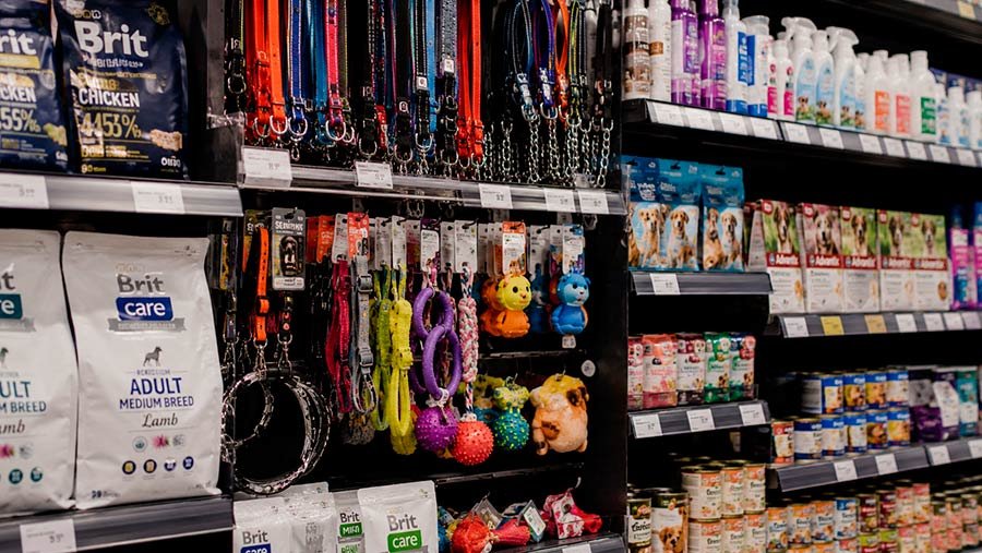 produtos para mascotas en una tienda de teruel